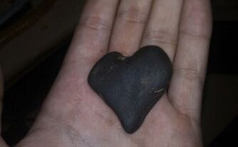 đá hình trái tim như một lá bùa may mắn