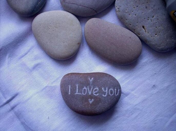đá như một bùa hộ mệnh của tình yêu