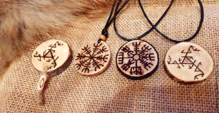 mặt dây chuyền với rune như lá bùa thành công